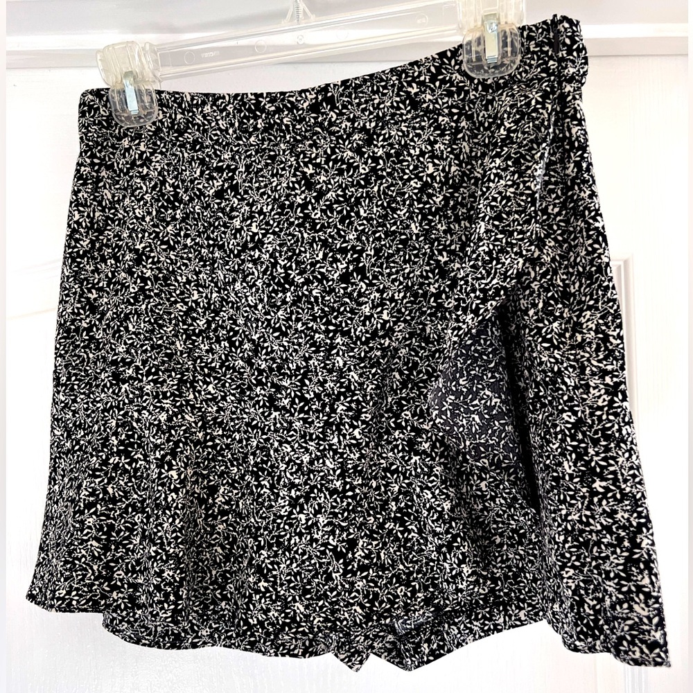 Black and white floral skort
